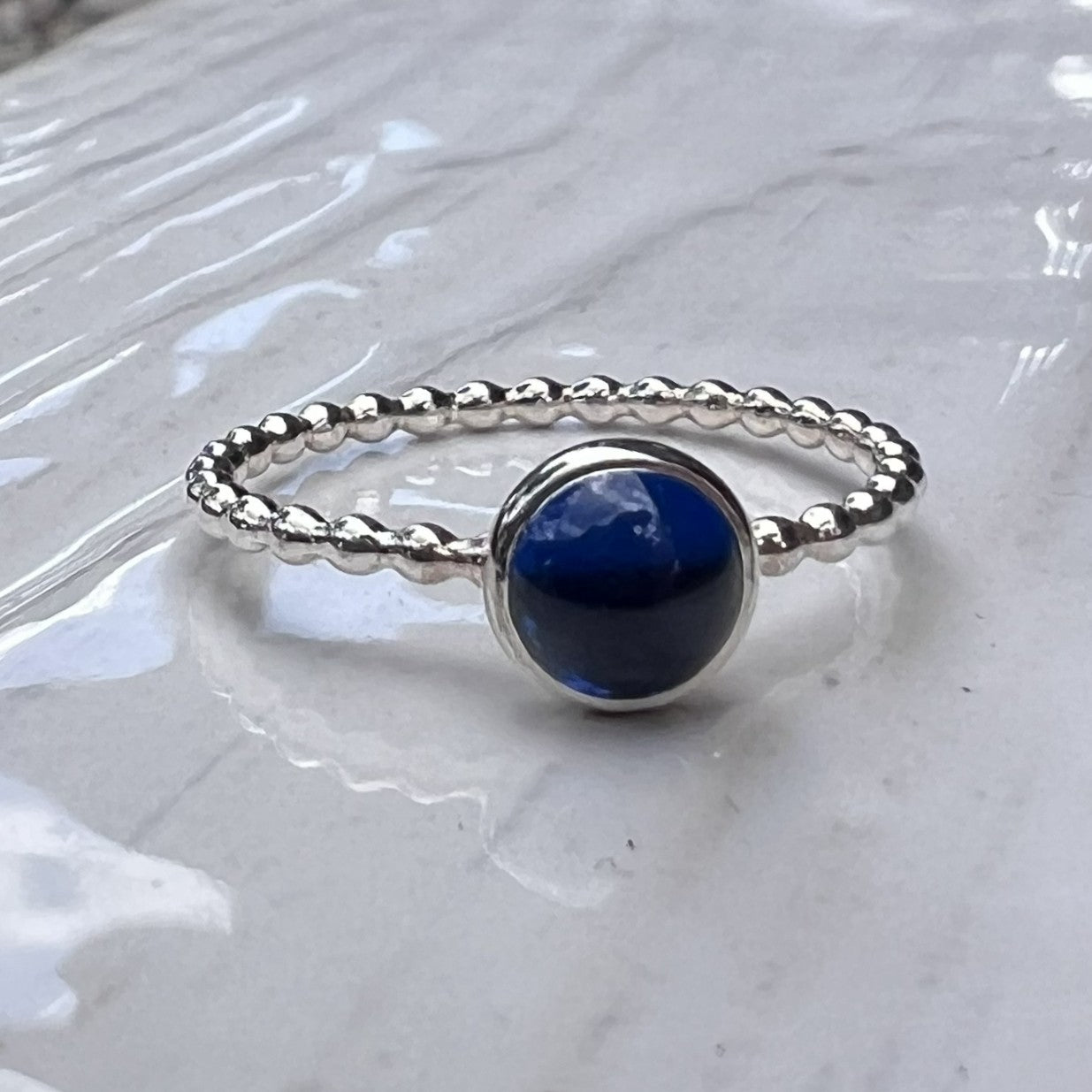 Bague en argent avec mini saphir