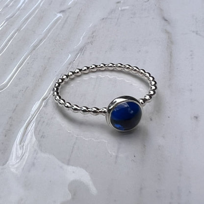 Bague en argent avec mini saphir