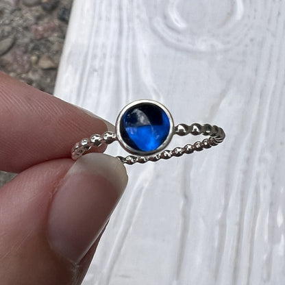 Bague en argent avec mini saphir