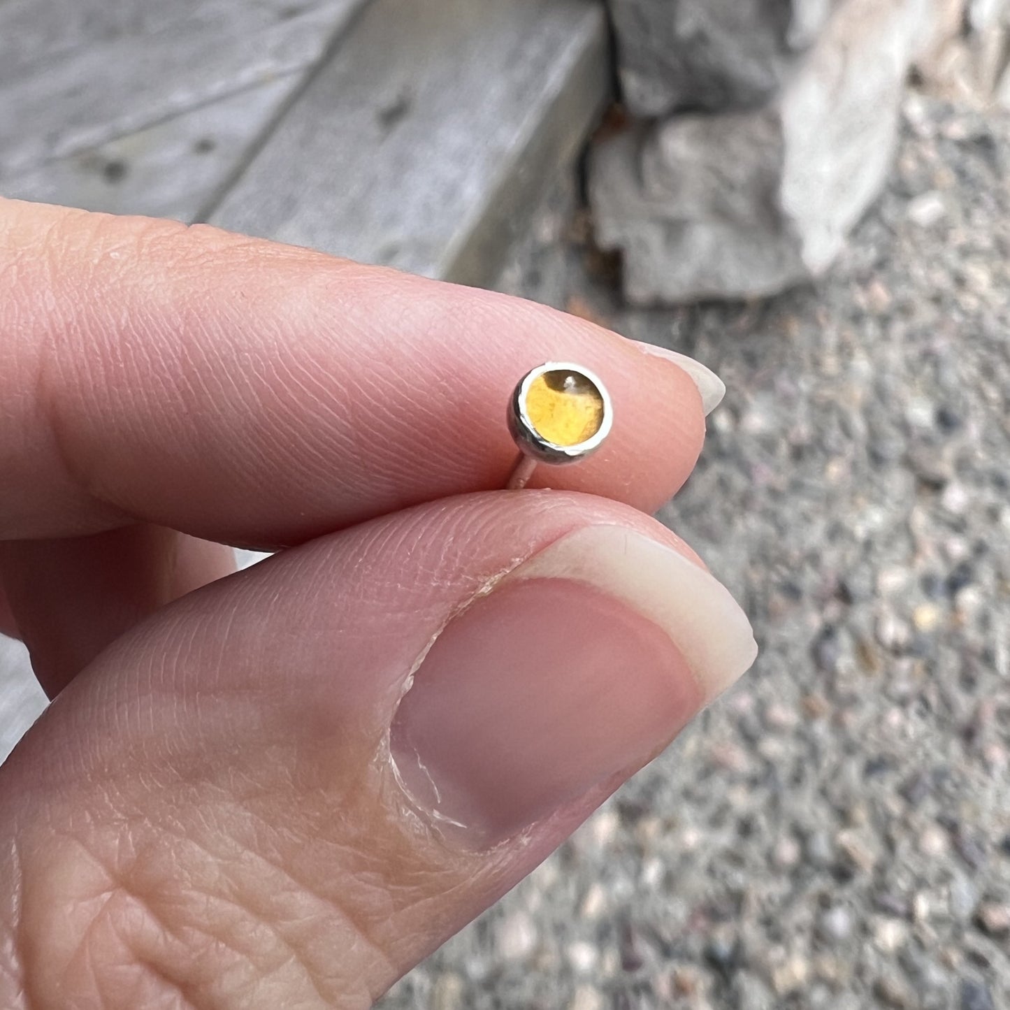 Mini boucles d'oreilles à tige en améthyste