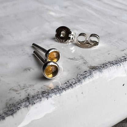 Mini boucles d'oreilles à tige en améthyste