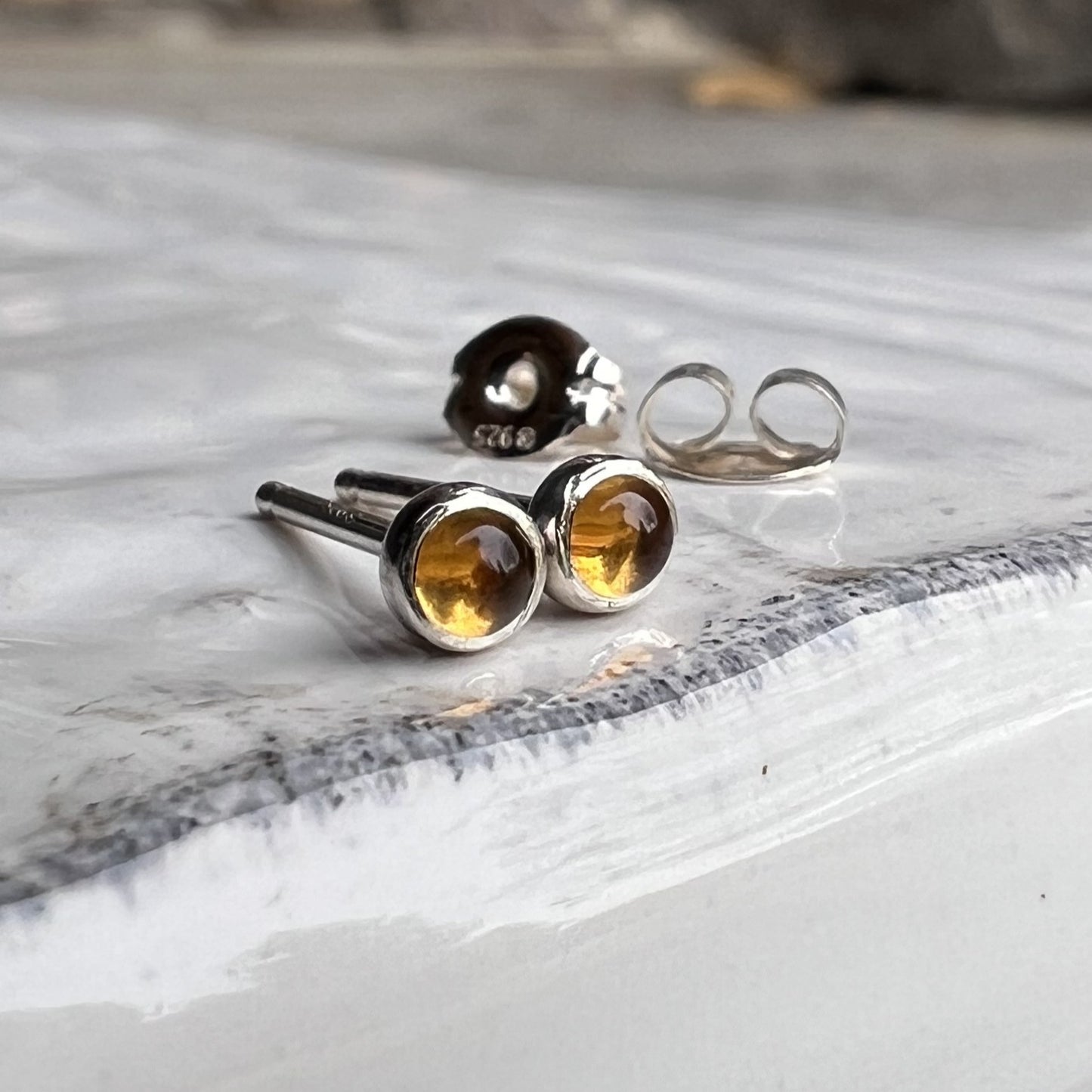 Mini boucles d'oreilles à tige en améthyste