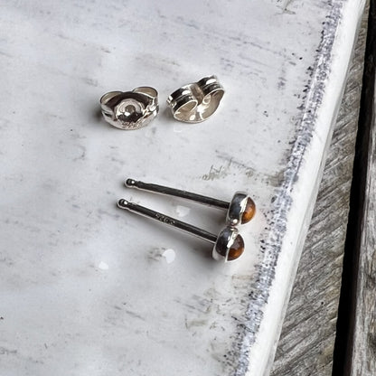 Mini boucles d'oreilles à tige en améthyste