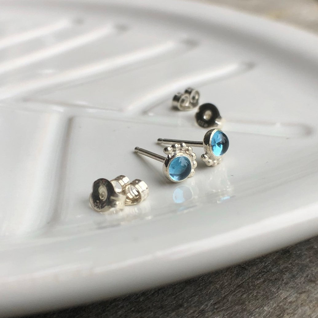 Boucles d'oreilles à tige avec topaze et cils